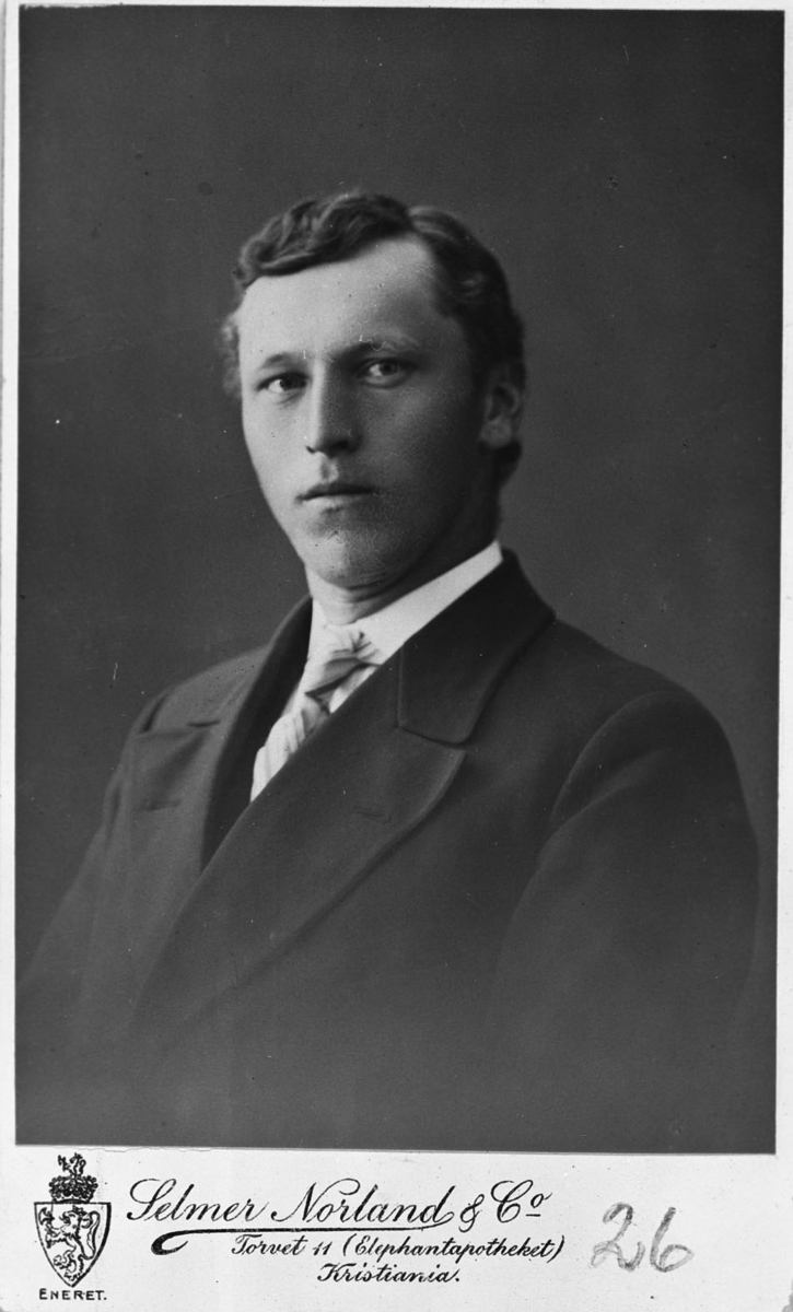 Brystbilde av Magnus Baarlid (30/11 1892- 21/7 1927)