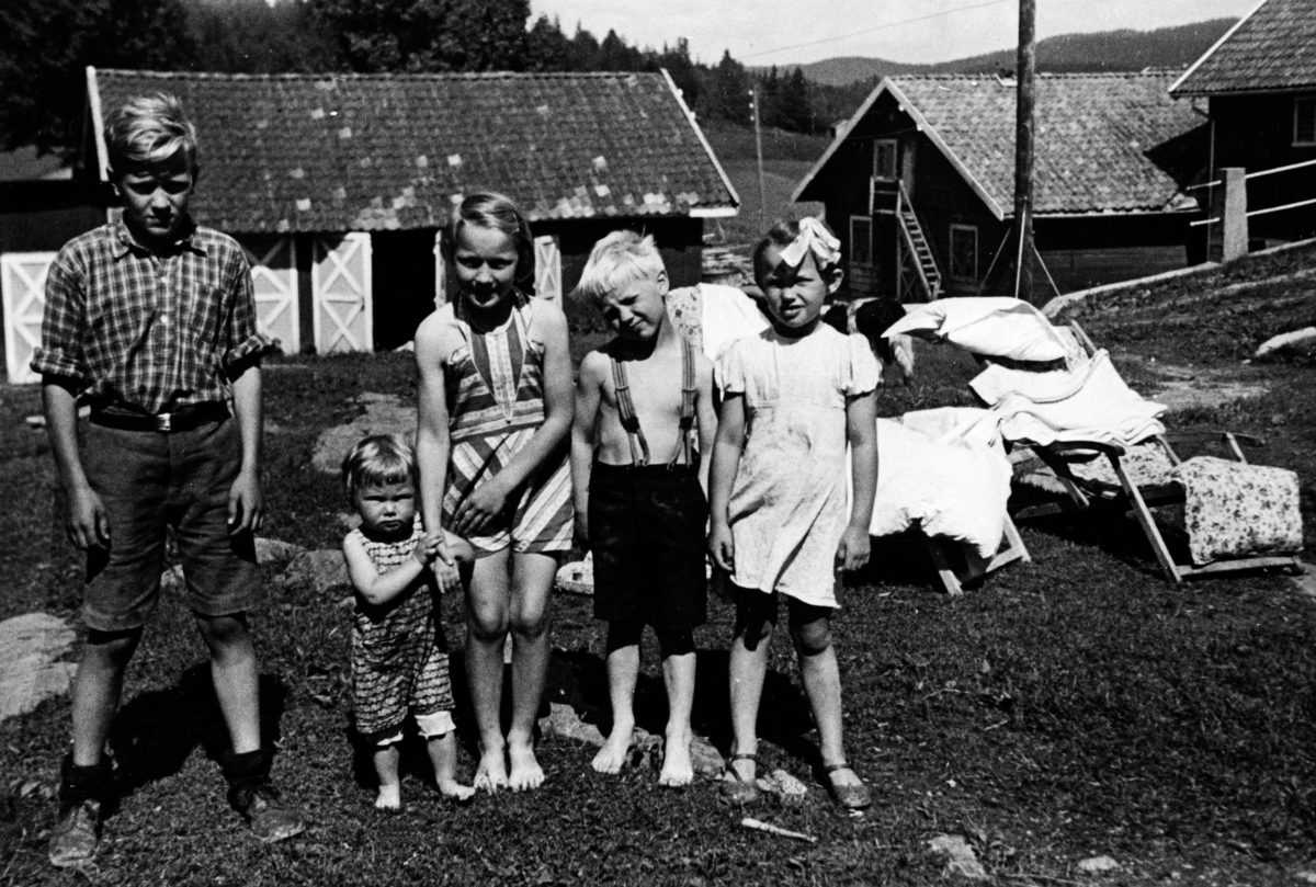Barn oppstilt på tunet på Feiring gård.