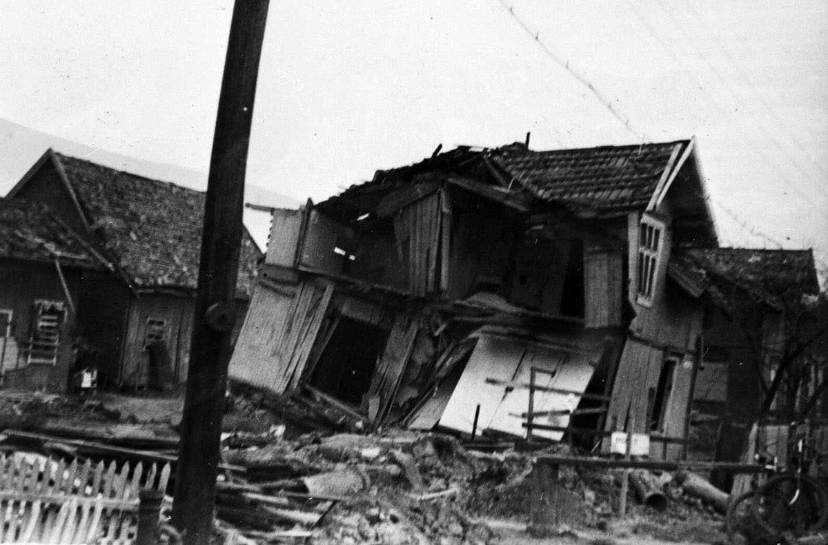 Lillestrøm 1944  Resultat av engelsk bombing. Trehus i ruiner