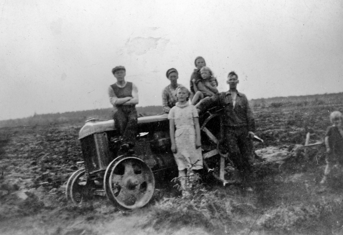 Gustav Lange med traktor og plogen.Lengst til høyre broren Odd.