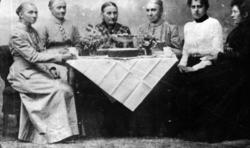 6 personer sittende rundt et bord.