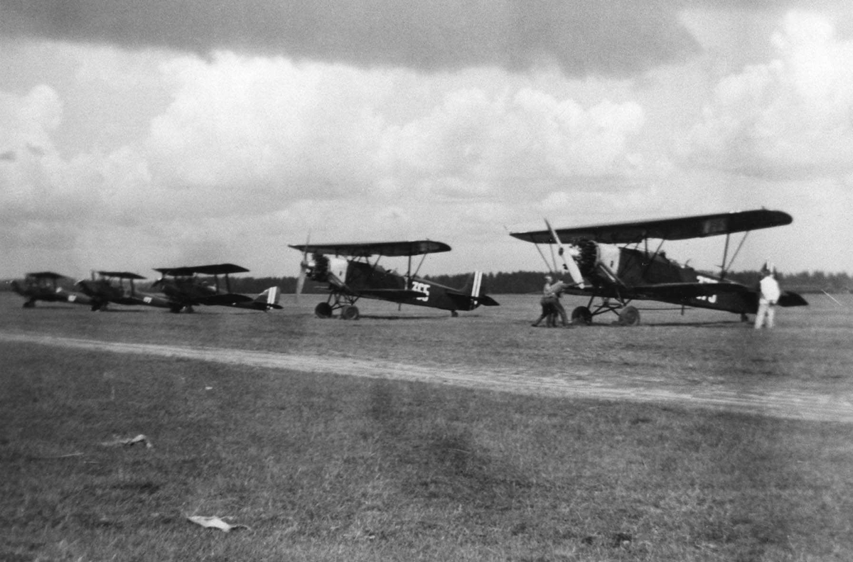 Fly parkert på Gardermoen. De tre flyene til venstre er av typen de Havilland DH 82 Tiger Moth, og de øvrige to er Fokker C.V.D.
