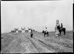Tre personer på en åpen plass ved Ming-dynasiets graver ved 