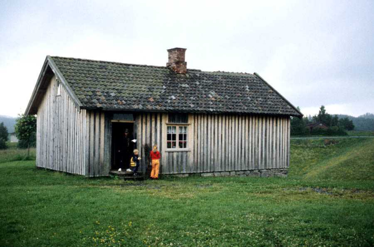 Engerholm husmannsplass. Bolighuset sett fra langside med vindu og dør. 