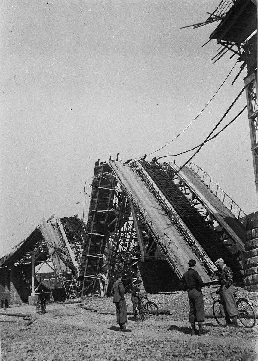 Jernbanebrua på Minnesund etter at den ble sprengt under invasjonen i april 1940.