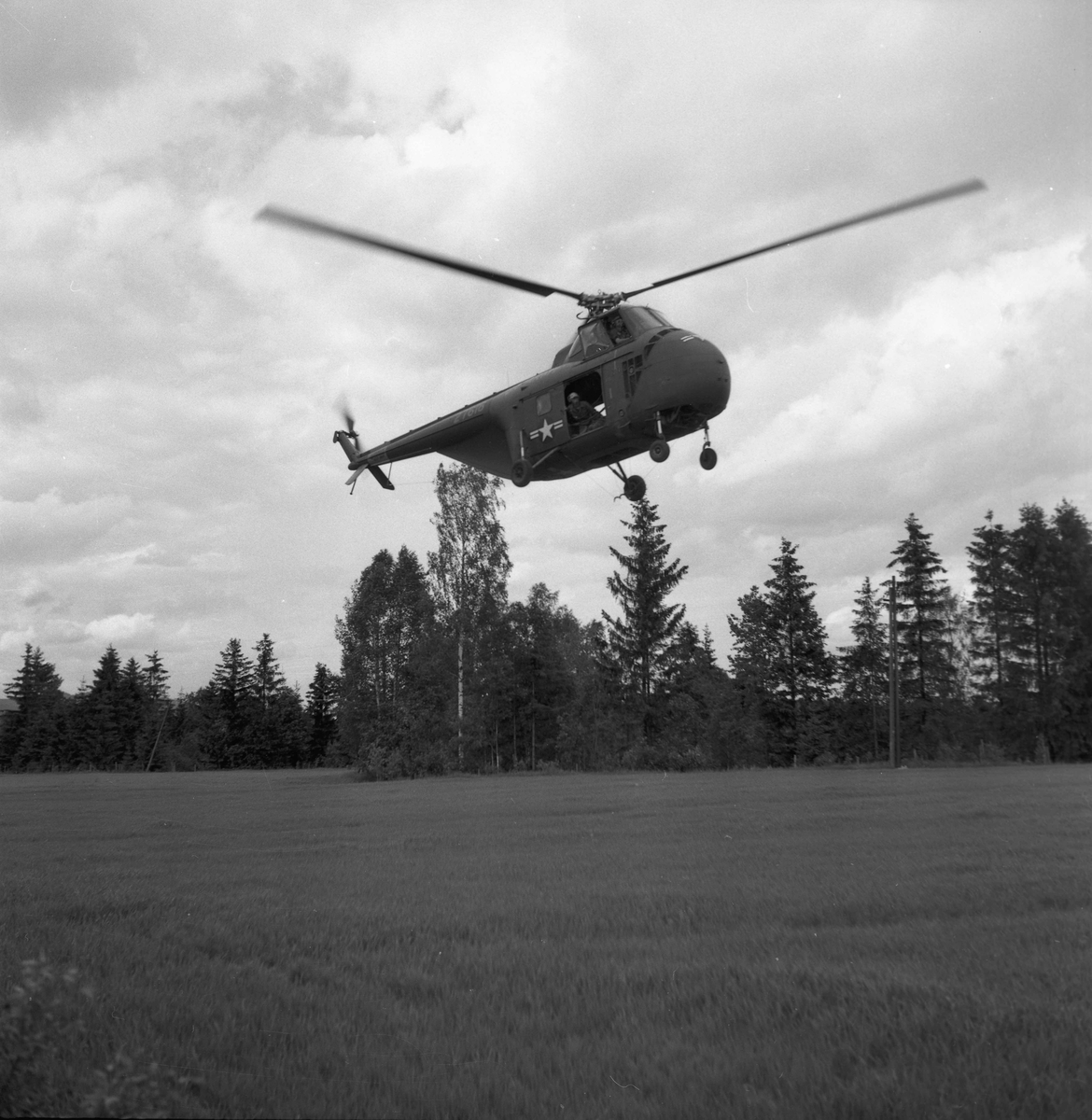 Sommeren 1955 fraktet et helikopter fra US Army utstyr og materialer fra Dokkenmoen til Mistbergtoppen. Det ble bygd en radiolinkstasjon el.likn. på toppen. Også i 1957 fraktet amerikanske helikoptre materialer til Mistbergtoppen. Dette var utvilsomt militære anlegg, en del av NATO-samarbeidet.
