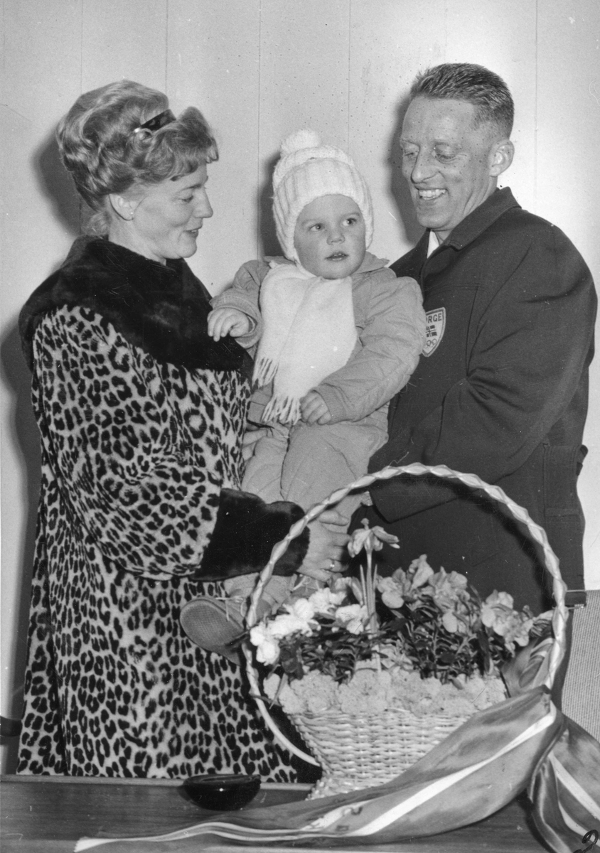 ”Gullguttens hjemkomst 9.2.1964.”  Olga, Audun og  Tormod Knutsen.