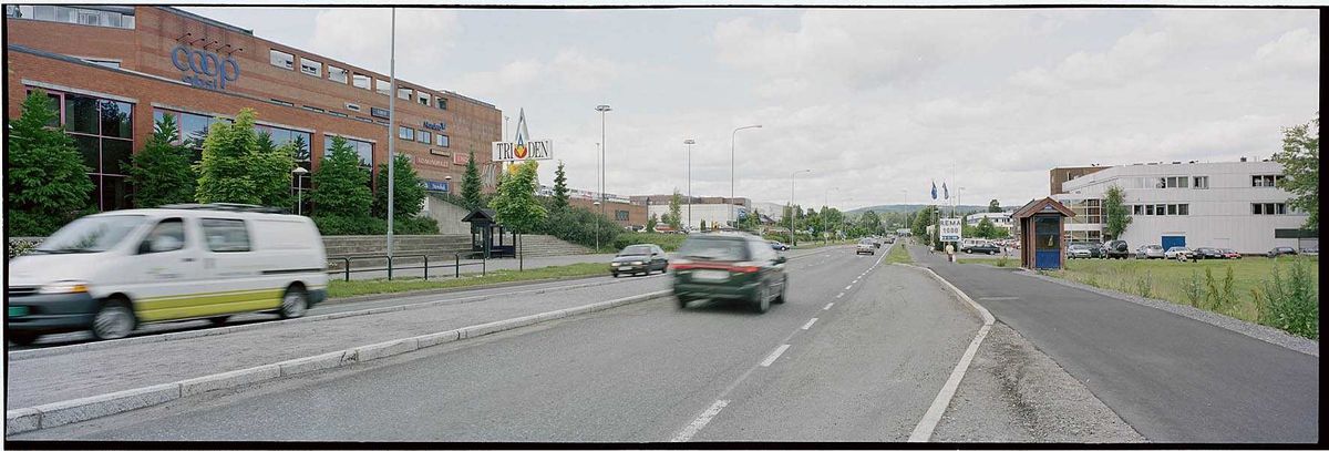 Skårerkrysset sett mot Skårersletta ved Triaden  til venstre, butikk/lagerbygget Skårersletta 60 (tidliger Oslo Bygg) til høyre.. Fotovinkel: N