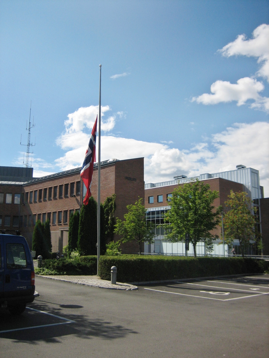 Minner etter terrorhandlingen den 22. juli 2011. Flagg på halvstang ved Nedre Romerike Tingrett i Lillestrøm den 29.07.11.