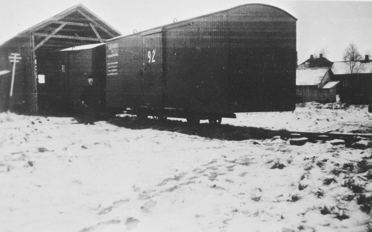 Løftekasse G93 (t.v.) og G92 , trolig ved leveransen i 1925.