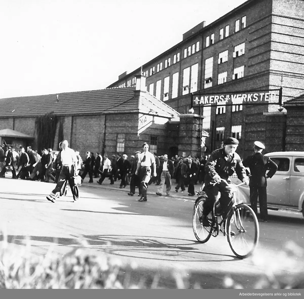 Akers mekaniske verksted, arbeidere strømmer ut,.september 1947