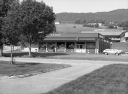 Samvirkelaget i Eidsvåg med aldersheimen og Hjelen i bakgrun