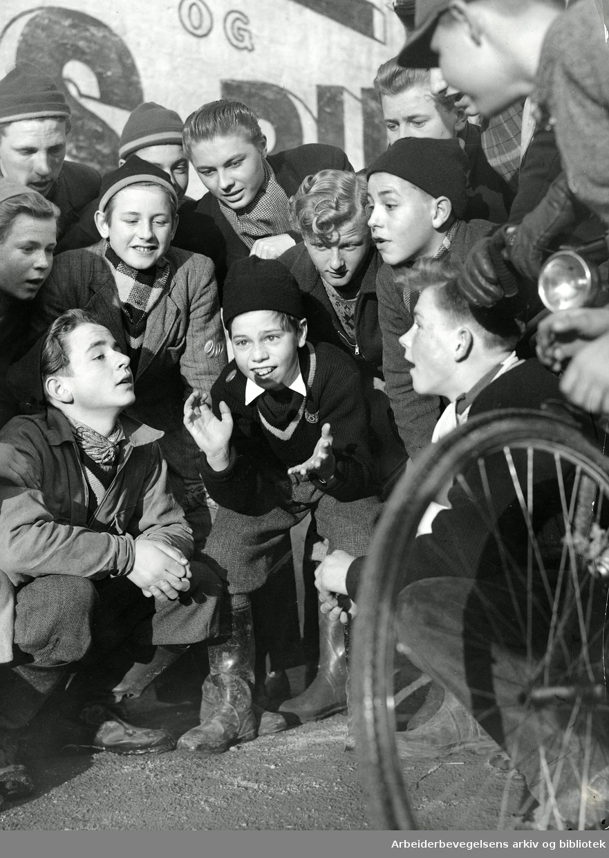 En gjeng gutter kaster på stikka,.ca. 1950.