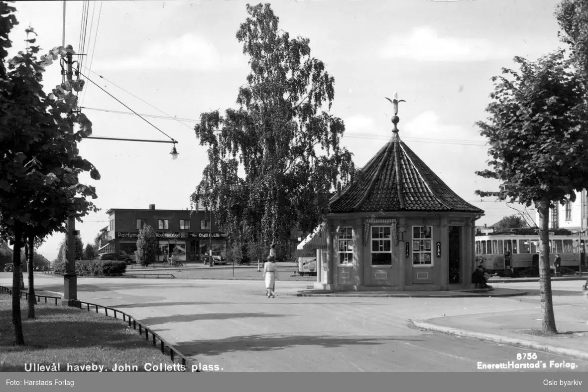 Funkis forretningsbygg bak, kiosk i forgrunnen, Ullevål Hageby-trikken bak, forretningsbygg med blant annet Ullevål kino til venstre. Postkort 8756.