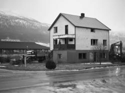 Riving av huset der hvor Nesset sparebank skal bygges.