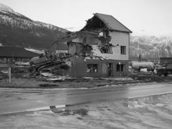 Riving av huset der hvor Nesset sparebank skal bygges.