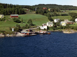 Aukrasanden, med den gamle fergekaien..Helt til venstre: Hus