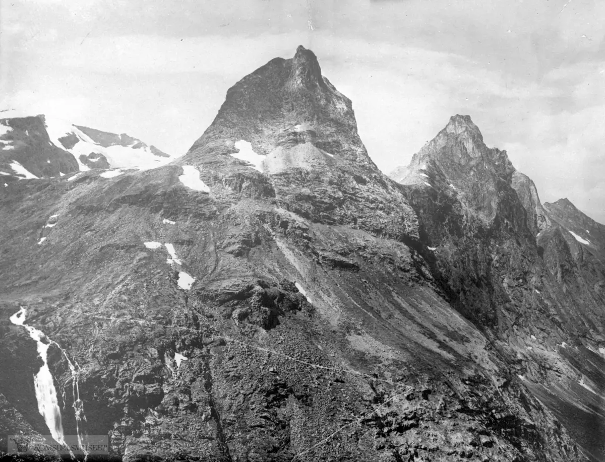 Trollstigen med Stegfossen og fjellene "Bispen", "Kongen", "Dronningen" (sammensatt).