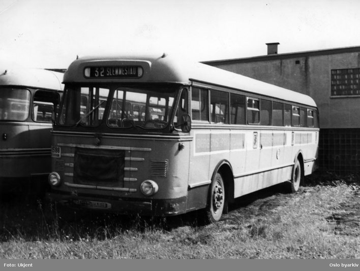 Buss på parkeringsplass, modell fra Scania-Vabis. Rutebuss for Slemmestad, linje 32.