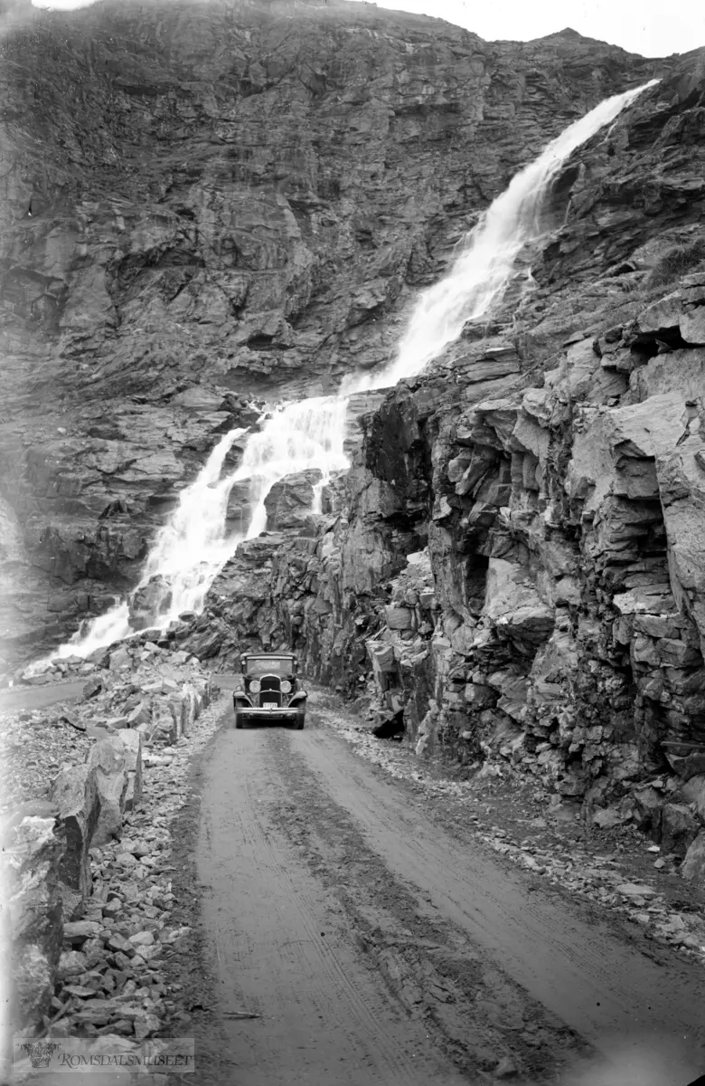 Trollstigen, Stegfossen med bil på veien.