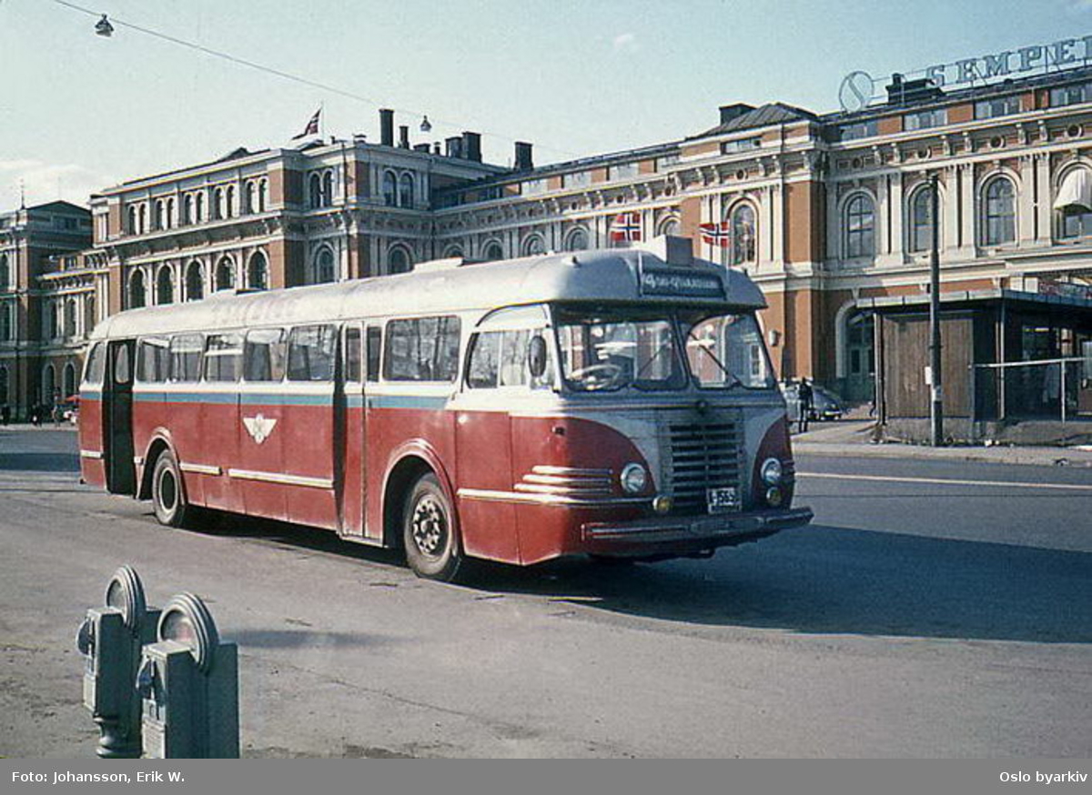 Buss, Oslo og Follo Busstrafikk, OFB buss A-15650 linje 74 i Havnegata, foran Østbanehallen, den 8. mai 1970.