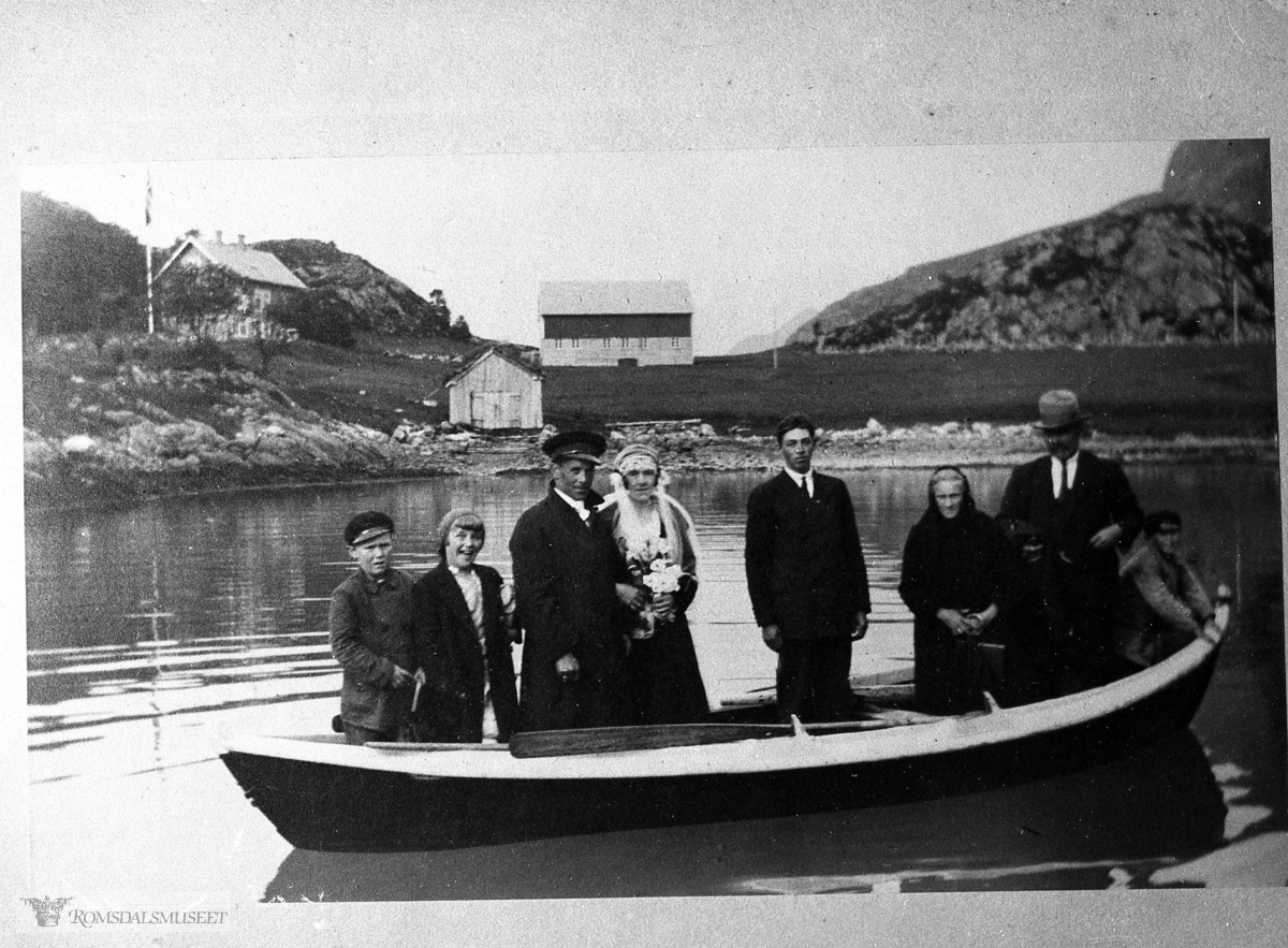 Portretter, Bryllupsbåt når Peder og Emma Nerland var gift..Husa i bakgrunnen er "Selvika" i Midsund