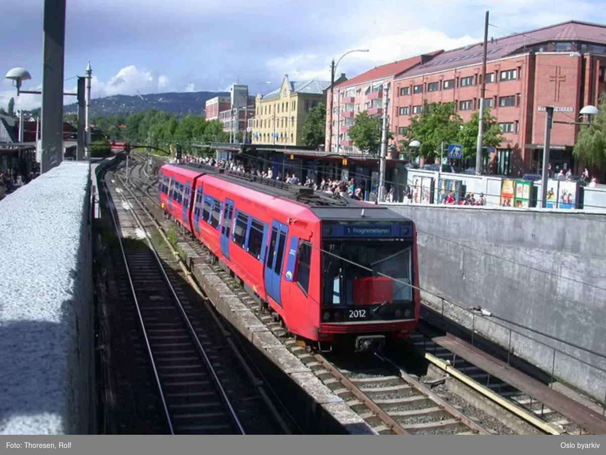 Oslo Sporveier. Majorstuen stasjon. Ny T-banevogntype T2000, vogn 2012 i midtsporet. Stort antall reisende.