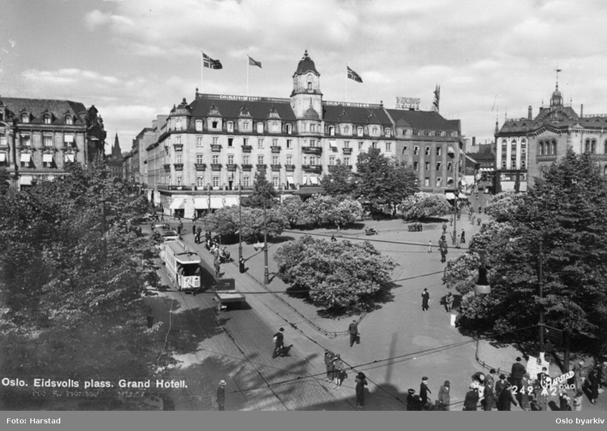 Oslo Sporveier. Trikk motorvogn og tilhenger type HaWa linje 10 i Rosenkrantz' gate ved Eidsvolls plass. Grand Hotel. Postkort 249 A2.