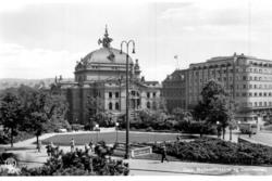 Oslo. Nationaltheatret og Continental.
