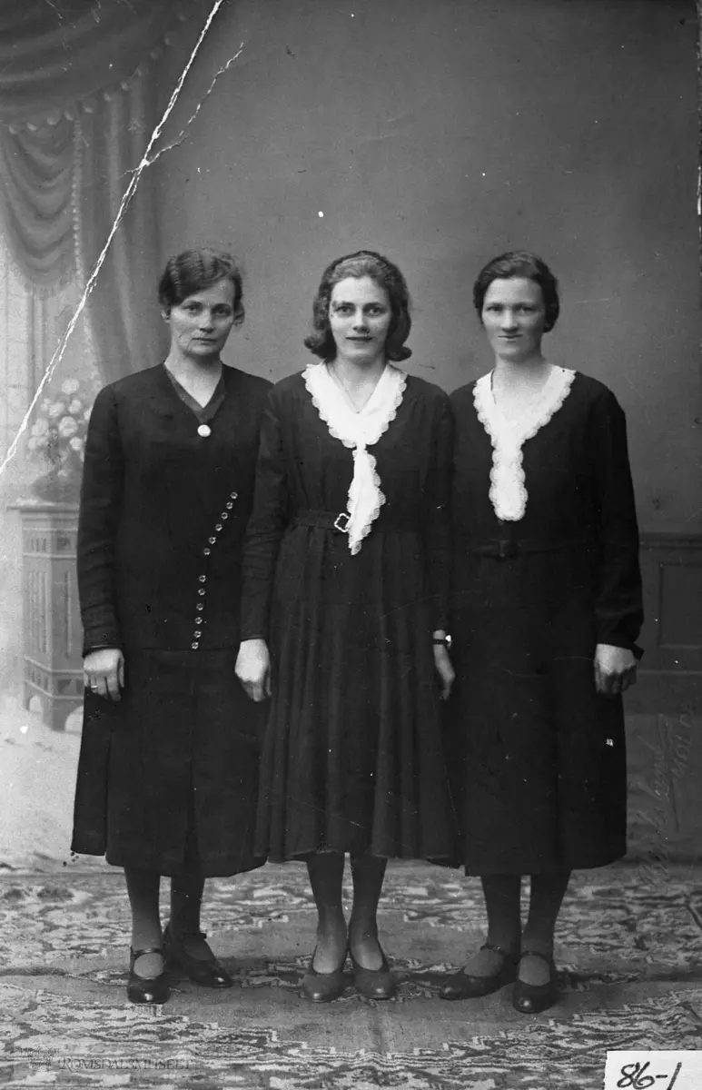 Nesjestranda. Dei er døtre av Maria og Knut Bugge frå Stomteigstua på Bugge.....ADRESSE: Nesset       Bugge        Bugge....