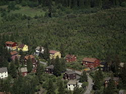 Boliger langs Øvre Skjoldvei. I bakgrunnen Grindajordet. Sti