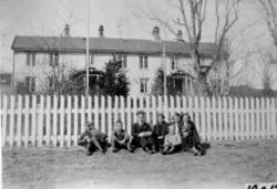 Gruppebilde tatt ved Myra i Eidsvåg. .Våningshuset på Myra..