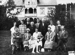 Gruppebilde ved Langset Hotell i Eidsvåg.