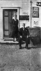 Far og datter foran butikken til John Nilsen. ....