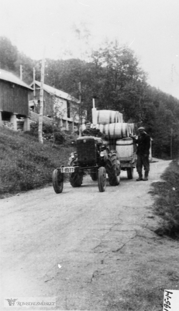 Transport av tønner til Ranvik. .Traktor med reg nr T-8077.Vi ser også stabburet (reve 1980) og saga...