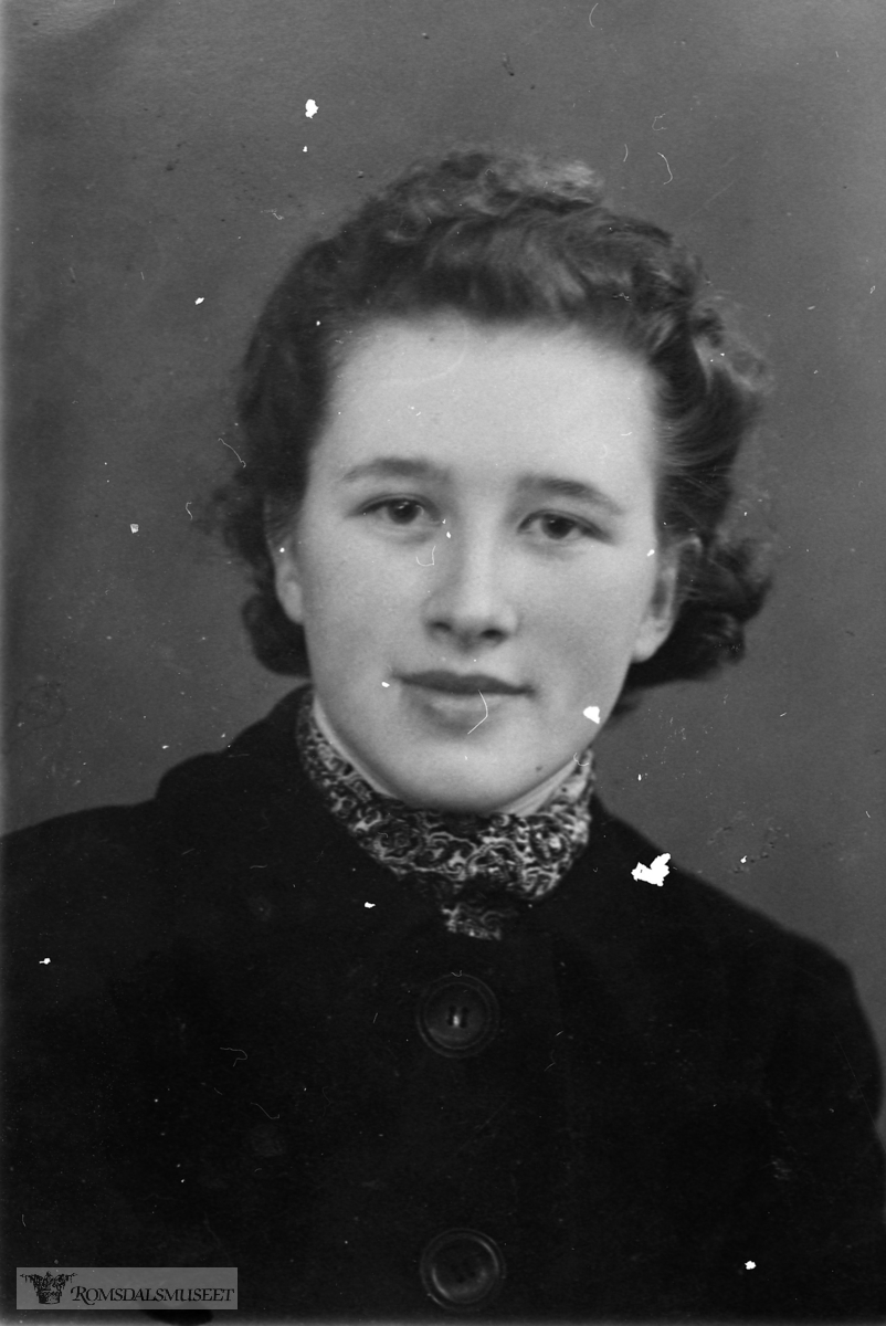 Jenny vart i 1945 gift med Asbjørn Olav Øveraas f. 1917..ADRESSE: Nesset       Eikesdal       Sæter          80.004