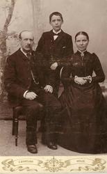 Jørgen H Gjenstad og Randi Gjenstad med konfirmantsønnen Hal