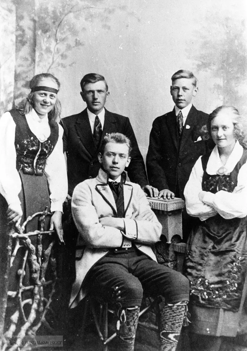 "Bunader" komponerte 1925, Røsok + Rekdal. Kristian Røsok og Bjarne Rekdal fekk sydd seg kvar sin "Romsdalsbunad" til 17 mai 1925. Skreddar: Dagen i Molde "bunadane" er rekonstruerte etter opplysningar gitt av Konrad Nerheim og Torstein Skeidsvoo, men desse var ikkje samde om farene: Nerheim ville ha mørke grå jakke medan Skeidsvoll meinte lyse-grå. Dei har blå brok og einsfarga, grå vest. Ikkje broderi på skjorten. Skorne vart sydde hos Hjelvik og Vikås i Kirkebakken. Gullsmed Hagen leverte sølvspennene. Det var sølvknappar i både vest og jakke. Røsok har "støypte" Strømper i blått og kvitt.