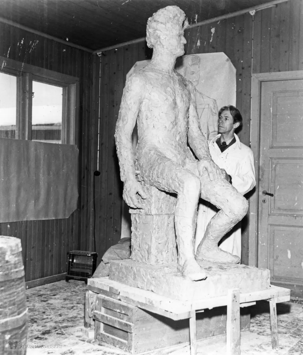 Billedhugger Hjalmar Hansen..Bjørnsonmonumentet..Bjørnstjerne Bjørnsons statue. .(Støpes i Gjestestovebrakka)