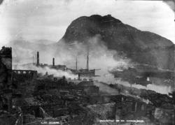 Ålesund i ruiner med Aksla i bakgrunnen..Vi står på Aspøya s