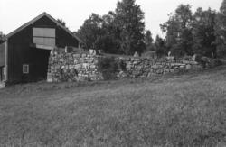 (Se Romsdal Sogelags årsskrift 1986) ..Låvebroa er muret av 