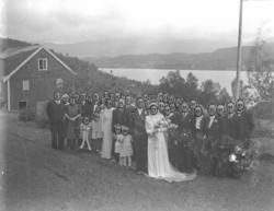 Lars T Ulleland gifter seg med Margit Nakken 1944. Bryllupet