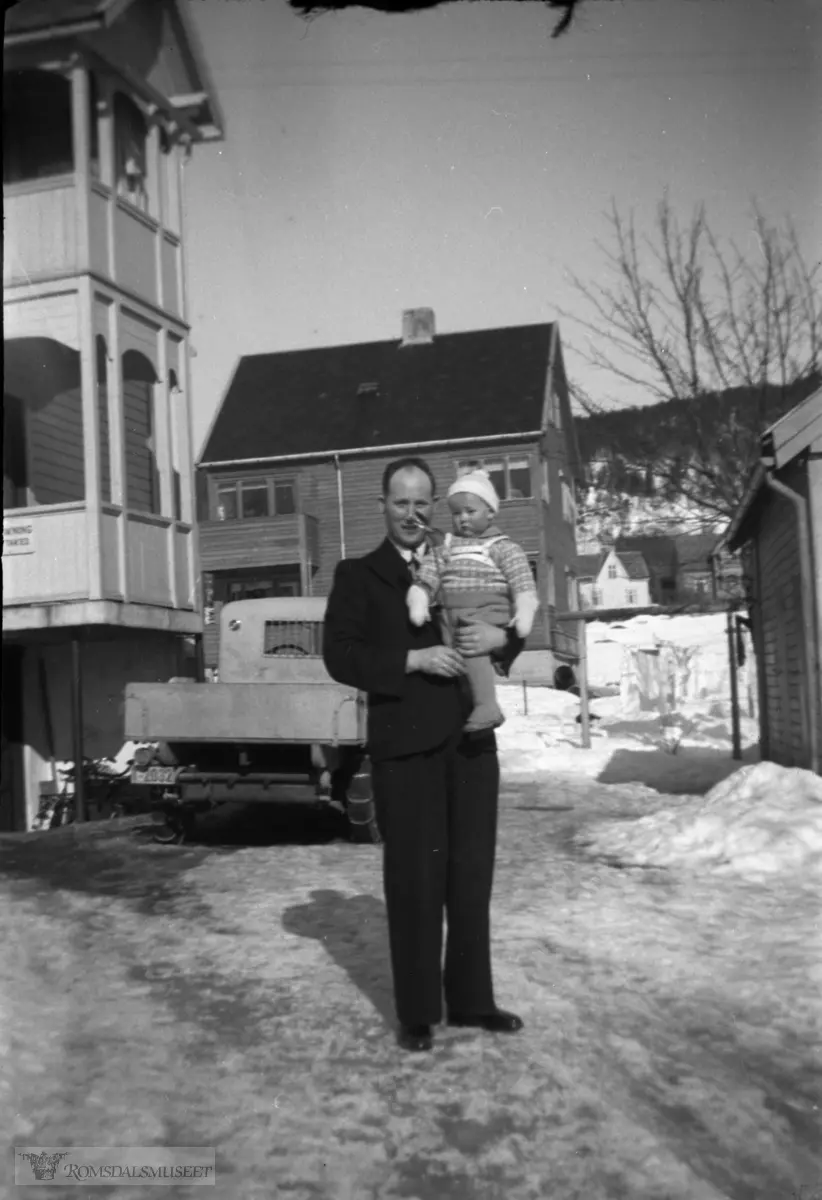 Firma Alf Hansen Kjøt & Pølseforetning, telefon 362..leide kjelleren til familien Hungnes, før de bygde eget hus nedenfor veien..Bil med reg nr T-2832