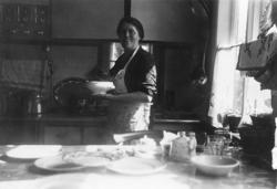 Pella Mjelva på kjøkkenet på Lerkehaugen. .(Se Romsdal Sogel