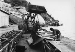 Storvik ansatte i ferd med å kjøre transportbånd.