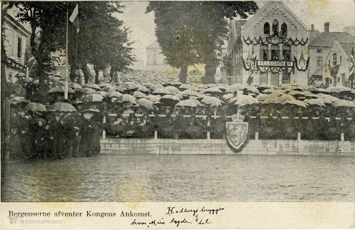 Fra Kroningsreisen i 1906..Bergenserne venter på kongens ankomst..Holbergsbryggen hvor "mira??" la til.