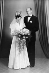 Gift 21.07.1956 i Vatne kirke. .Brudekronen på bildet er i 2