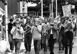Gateparade.Den daglege jazzparaden gjennom Storgata har gjen