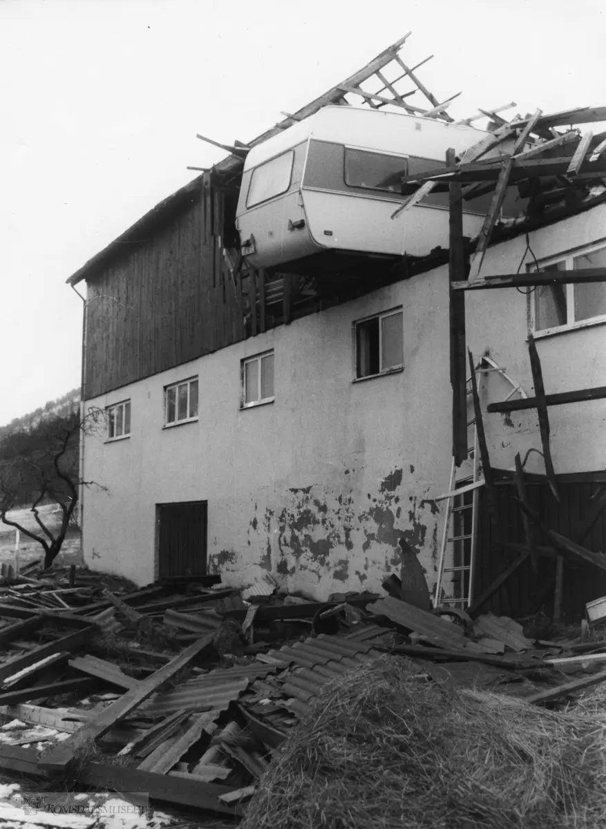 .Ole Bjerke sin låve på Vågstranda etter orkanen 1.januar 1992.