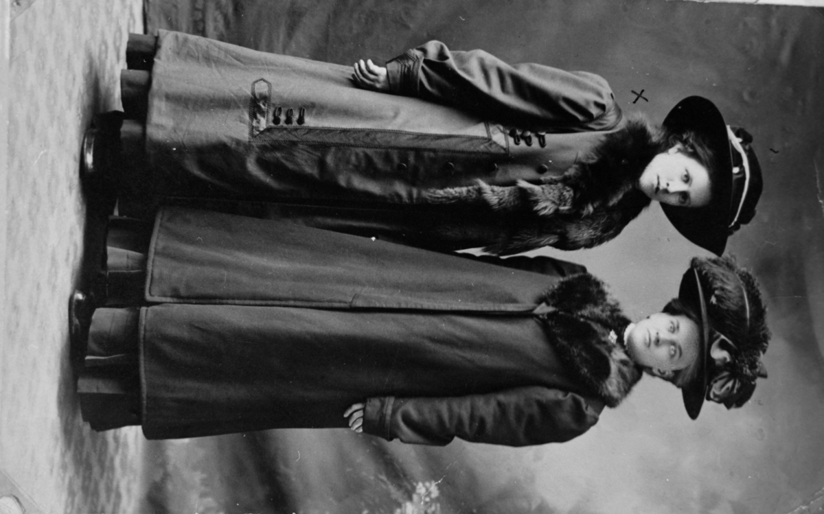 Portrett,kappe og hatt.
2 døtre av Anne Olsdtr.Velta f.1849 og Helge Fauskemoen,Hemsedal,Dei busette seg i N.dakota.